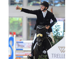 Tim Rieskamp-Gödeking aus Steinhagen hat mit dem 12 Jahre alten Hengst Quartz zum zweiten Mal in Folge den Großen quick-mix Preis von Rulle gewonnen. Foto: Frieler